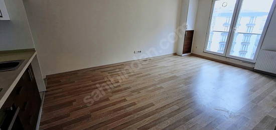 SİTEDE CADDE TRAMVAY VE METRO YAKINI 1+1 59m² KİRALIK DAİRE