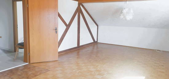 Helle 2,5-Zimmer-Dachwohnung in Hasselroth