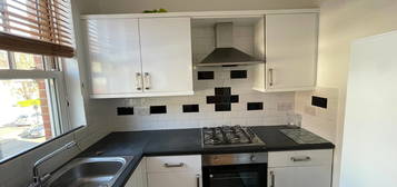 Flat to rent in Streatham High Road, London SW16