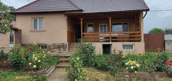 Casa renovata si utilata in Augustin, 1100mp teren, la 45km de Brasov