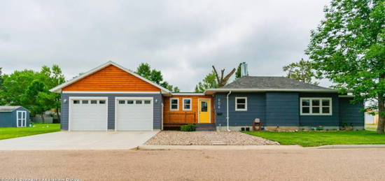 906 2nd Ave E, New England, ND 58647