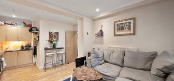 Flat to rent in Broadway Court, The Broadway, London SW19