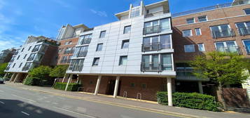 Flat to rent in Cross Street, Portsmouth PO1