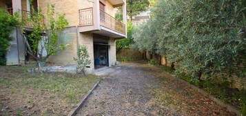 Appartamento su due piani in vendita in via Francesco Mancini, 16