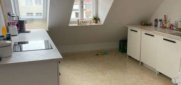 Renovierte 80 m2 Wohnung mit 2 Zimmer und Parkmöglichkeit in Bestlage