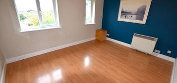 Flat to rent in Overcliff Road, Grays RM17