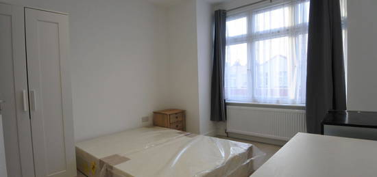 Studio to rent in Yewfield Road, Willesden NW10