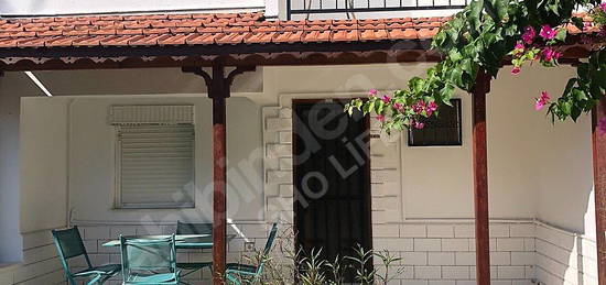 Urla Atatürk Mahallesi Kum Plajı yolunda Kiralık Eşyalı Villa