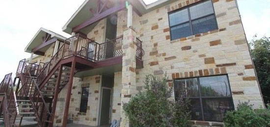 910 Pine St Apt A201, Floresville, TX 78114