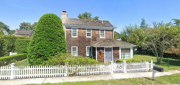 15 Ackerly St, Sag Harbor, NY 11963