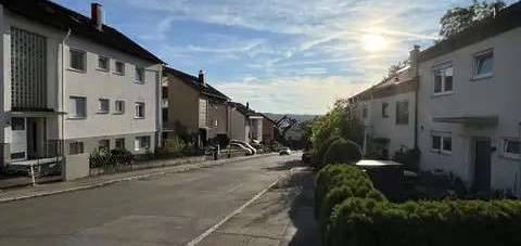 Frisch renovierte 1-Zimmerwohnung mit Balkon und Außenstellplatz in Altbach