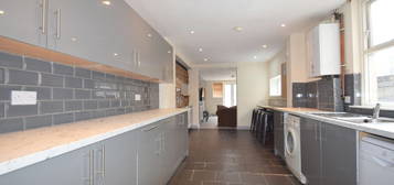 7 bed terraced house to rent