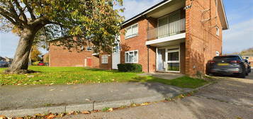 Flat to rent in Meadgate Avenue, Chelmsford, Essex CM2