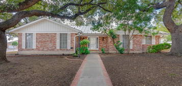 722 Balfour Dr, Windcrest, TX 78239