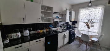 Flat to rent in St Johns Way, Archway, London N19