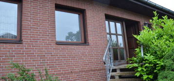 Einfamilienhaus mit schönem Garten, Garage und Carport.