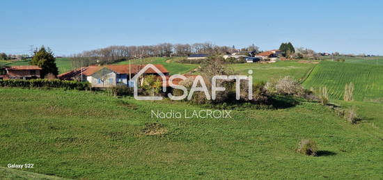 Corps de ferme sur 27189 m² de terrain, avec une habitation de plain-pied de 107 m² et des dépendances.