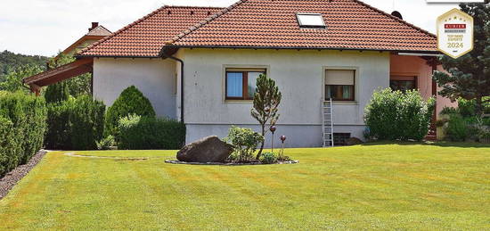 Top gepflegter Bungalow mit riesengroßem, ebenen Garten!