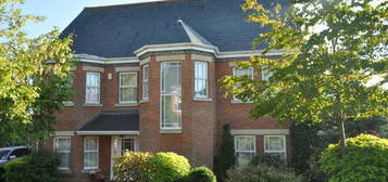 5 bedroom detached house