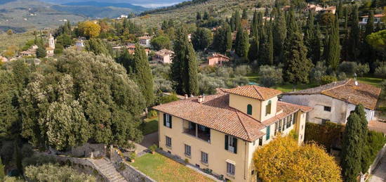 Appartamento su due piani in vendita in via della Croce