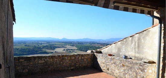 Maison de village sur 2 niveaux avec 2 terrasses et garage