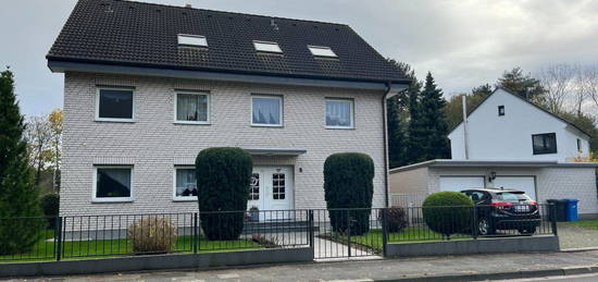 **Helle, geräumige DG-Wohnung in gepflegtem 3 Familienhaus in Leverkusen Tempelhofer Straße**