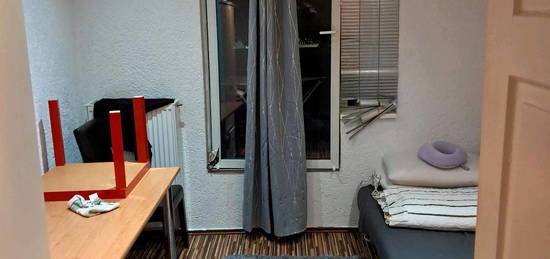 1 Zimmer für Mann in 3-er WG-Wohnung