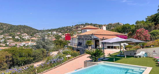 Villa avec piscine et belle vue dégagée sur mer et collines