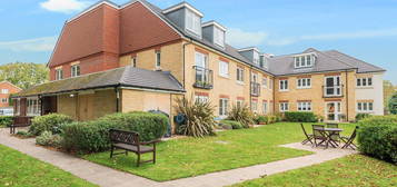 Flat for sale in Manygate Lane, Shepperton TW17