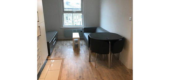 Flat to rent in Flaxman Road, London SE5