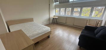 Flat to rent in Auden Place, London NW1