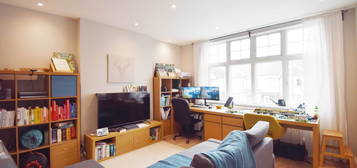 Flat to rent in Hayes Crescent, London NW11