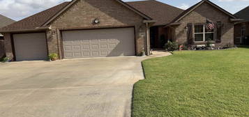 515 Grizzly Ln, Enid, OK 73703