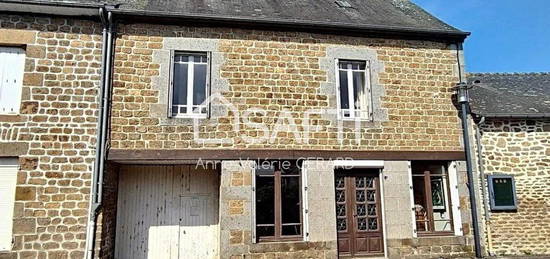 Maison de bourg 3 chbs, cour, garages et jardin 500m²