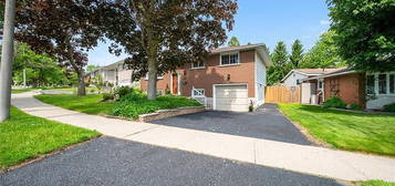 244 Westwood Dr, Kitchener, ON N2M 2L2