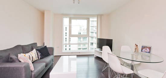 Flat to rent in Aquarius House, 15 St. George Wharf, Vauxhall, London SW8