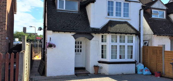 Detached house to rent in Weston Road, Guildford GU2