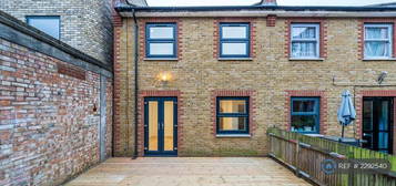 2 bedroom detached house