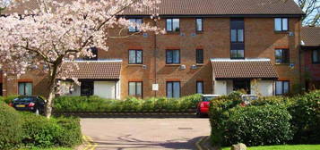 Flat to rent in Braybourne Drive, Isleworth TW7