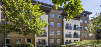 Flat to rent in Cline Road, London N11