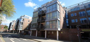 Flat to rent in Admiralty Road, Portsmouth PO1