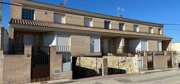 Chalet pareado en venta en calle Veguilla