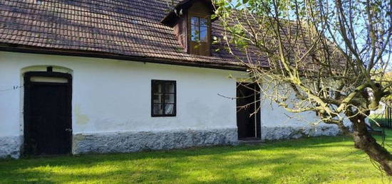 Rodinný dům - rekreační chalupa ve Slapech se zahradou 486 m2