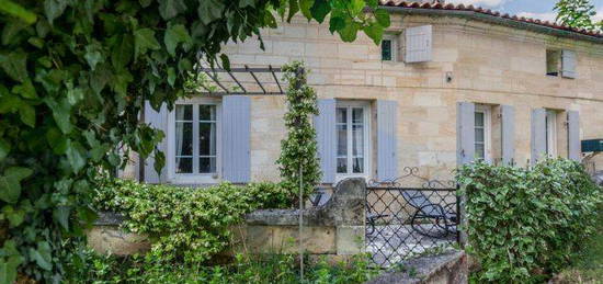 Juridiction Saint-Emilion - Maison en pierre vue Dordogne