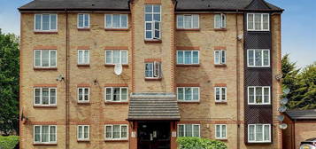 Flat to rent in Cygnet Close, London NW10