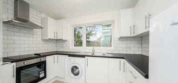 Flat to rent in Warwick Road, Thornton Heath, Surrey CR7