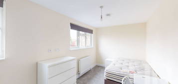 Room to rent in Albany Road, Crawley RH11