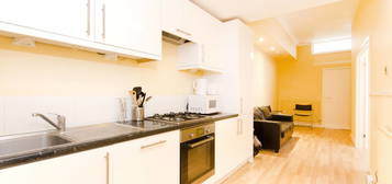 Flat to rent in Cornwall Gardens, South Kensington, London SW7