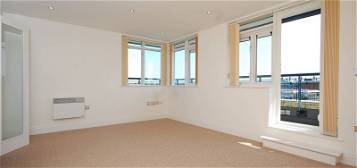 Flat to rent in Seven Kings Way, Kingston, Kingston Upon Thames KT2