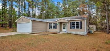 157 Jamestown Dr, Spring Lake, NC 28390